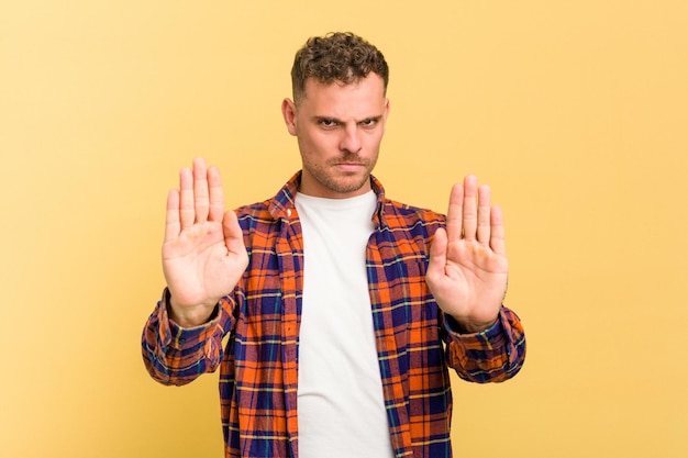 Staande met uitgestrekte hand met stopbord dat je verhindert