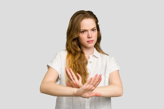 Staande met uitgestrekte hand met stopbord dat je verhindert