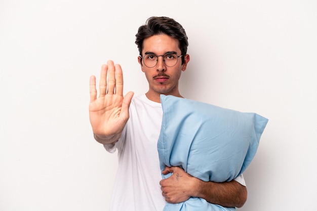 Staande met uitgestrekte hand met stopbord dat je verhindert