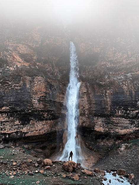 Staande voor de waterval.