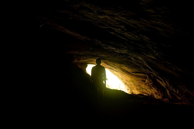 Staande vrouw in de grot van Rawana Ella in Sri Lanka