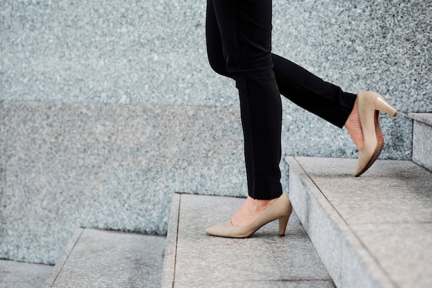 Staande vrouw, op, stairs