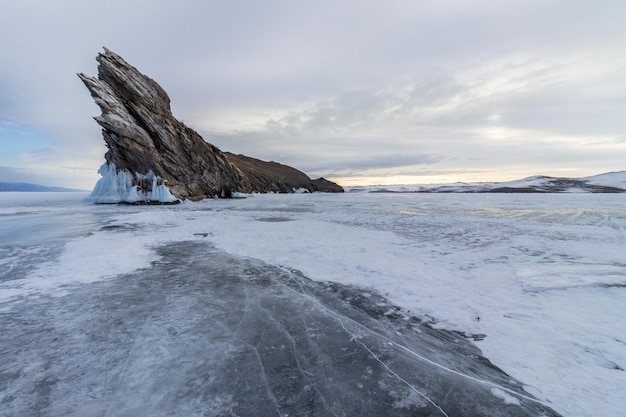 Staart van Ogoi-eiland in de ochtend. Baikalmeer in de winter. Siberië, Rusland.