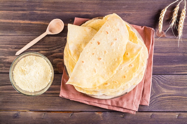 Una pila di tortillas messicane al forno su una tavola sul tavolo dolci fatti in casa vista dall'alto