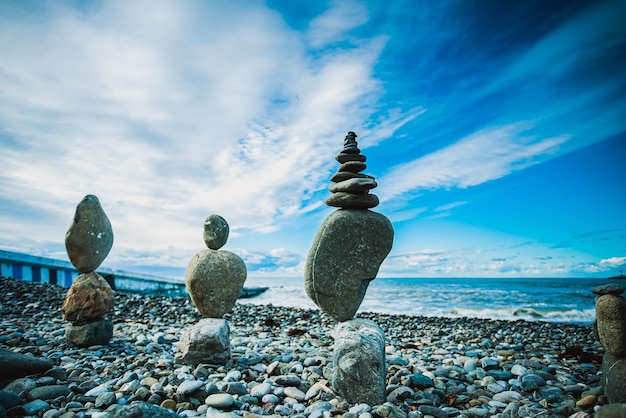 해변에 균형 잡힌 돌 더미
