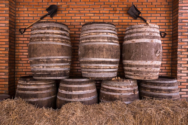 Foto una pila di barili contro il muro.