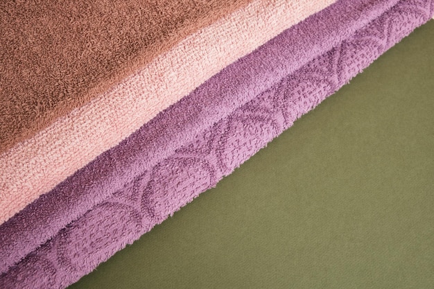 Foto pila di asciugamani da bagno sullo spazio della copia del primo piano del fondo di legno verde