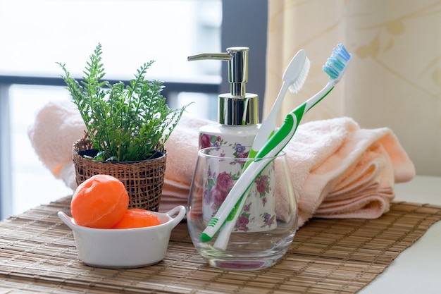 Стек банные полотенца с зубными щетками на столе