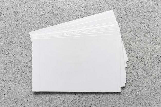 Стек макет шаблона пустых карточек на серой пунктирной поверхности.