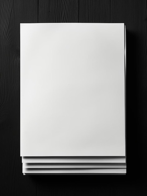 Foto pila di fogli di carta bianchi per opuscolo su sfondo di legno nero