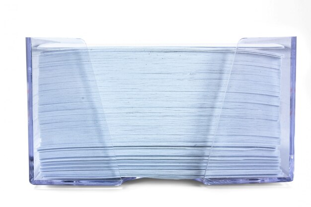 Risma di carta blu in una scatola trasparente isolata on white