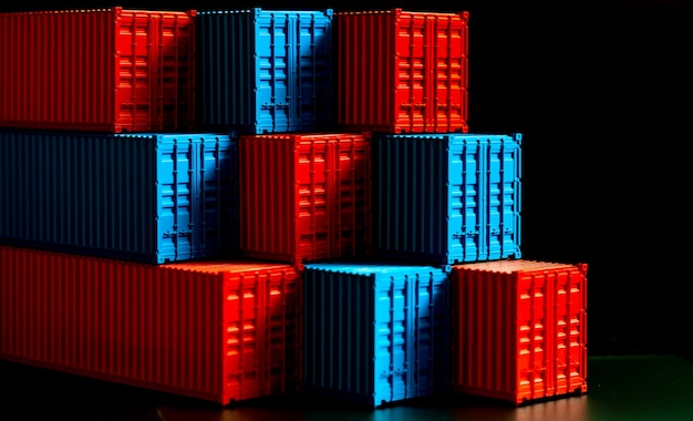 Pila di scatole di contenitori blu e rossi, nave da carico per logistica di importazione esportazione, set di contenitori di carico di spedizione, consegna di spedizioni aziendali e logistica nave da carico per container aziendali globali.