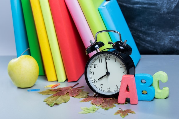 Foto pila di libri su una scrivania per il ritorno a scuola