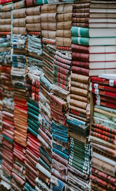 Foto una pila di libri in vendita in negozio