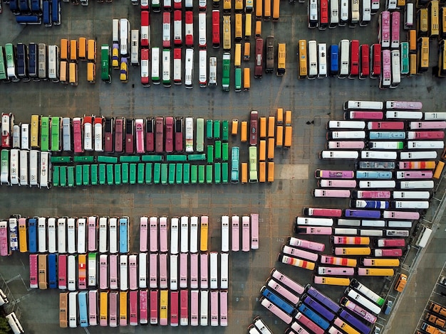 Foto una pila di libri in scaffale