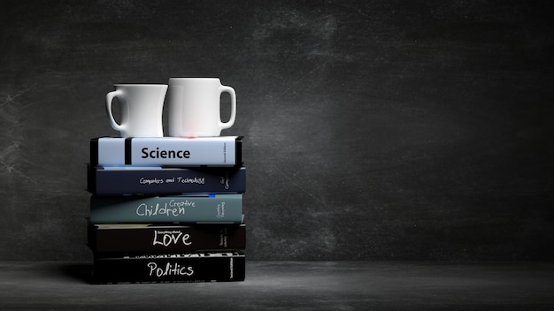 다양한 주제가 있는 책 더미와 칠판 배경이 있는 커피 두 잔