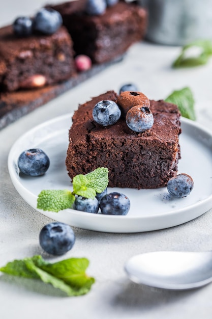 Pila di brownies su sfondo nero delizioso dessert al cioccolato fatto in casa