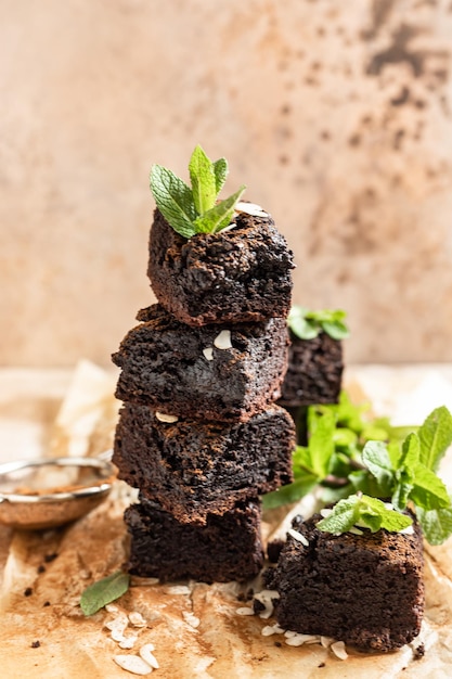 Pila di brownies al cioccolato fondente gustoso fondente e dolce gommoso con pezzi di cioccolato