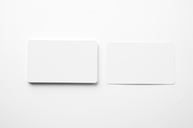 Foto pila di biglietti da visita su uno sfondo bianco biglietto da visita vuoto per lo spazio di copia