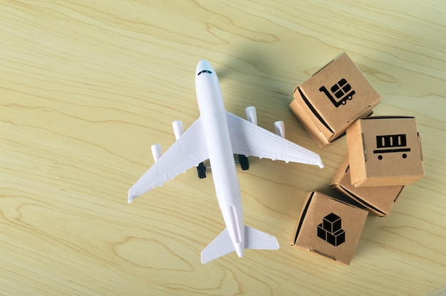 商品と製品の迅速な配送を伴う段ボール箱と飛行機のスタック商品取引ロジスティクス航空貨物小包航空便配送の迅速な配送コンセプト