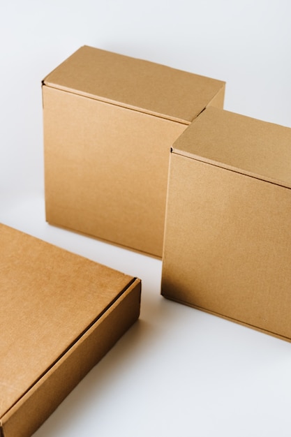 Foto pila di scatole di cartone su uno sfondo bianco