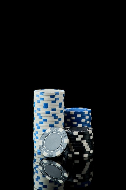 Стек фишек для азартных игр казино, изолированные на черном