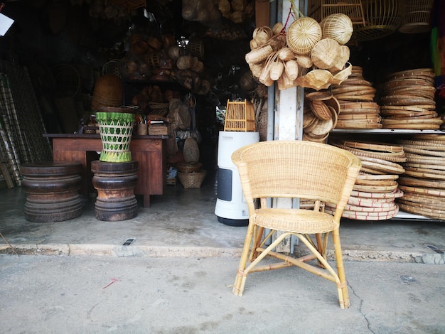 Foto una pila di sedie e un tavolo al negozio