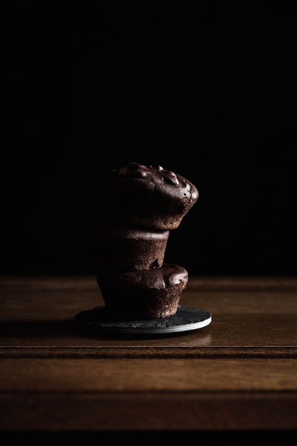 Foto una pila di torte brownie al cioccolato