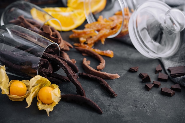 黒い石の上に積み重ねられたチョコレートスティック