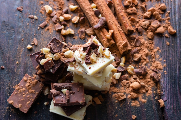 Foto impilare il cioccolato con noci grattugiate e nero di cacao