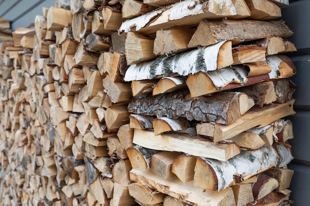 Catasta di legna da ardere tritata preparata per il riscaldamento della casa in inverno