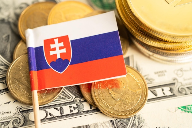 Пачка монет денег с концепцией финансирования банковского дела под флагом Словакии