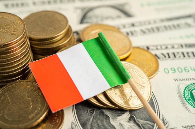 Pila di monete con bandiera italiana e banconote in dollari usa