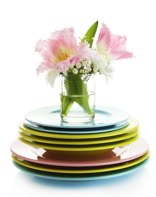 다채로운 도자기 접시와 흰색 절연 꽃의 스택