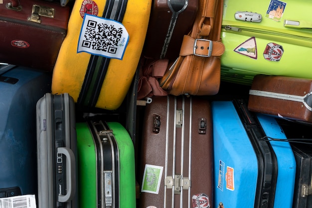 Pila di valigie colorate viaggio all'aeroporto terminale