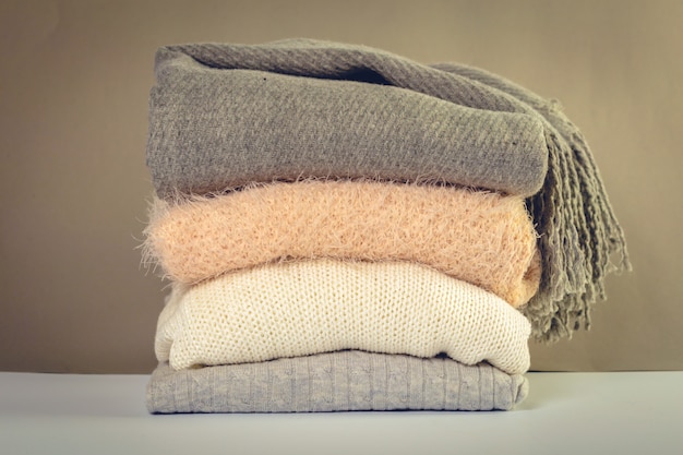 Pila di maglioni lavorati a maglia accoglienti