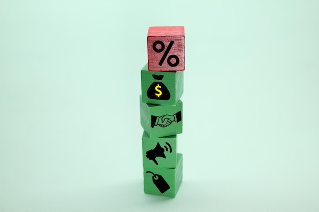 Стопка кубиков со знаком доллара и куб со знаком доллара на нем