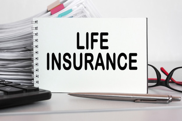 비즈니스 사무실에 있는 문서 더미 복사 공간 텍스트 LIFE INSURANCE