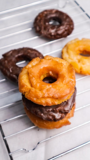 Photo a stack of donuts on a wire rack