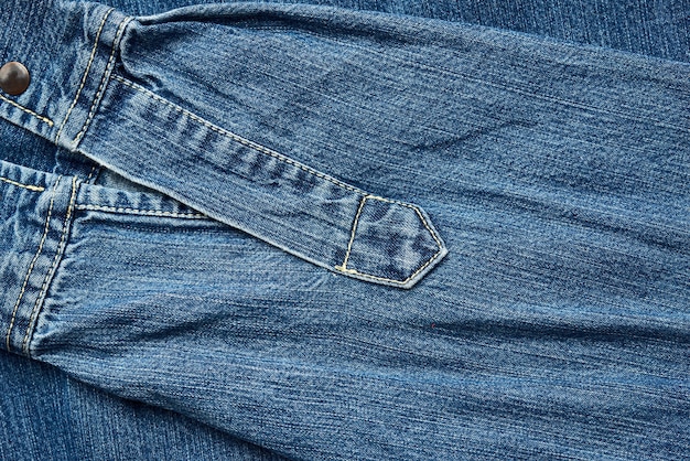 Стек свернутых синих джинсовых брюк