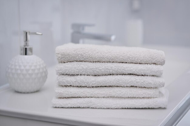https://img.freepik.com/premium-photo/stack-folded-white-towels-blurred-bathroom-background_234039-686.jpg?size=626&ext=jpg