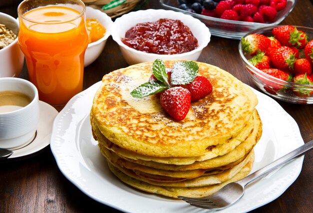 Pila di pancake tradizionali preparati al momento con fragole