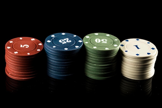 Stack di fiches di gioco contro uno sfondo nero