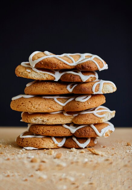 Pila di biscotti fatti a mano sul tavolo di legno, foto in studio