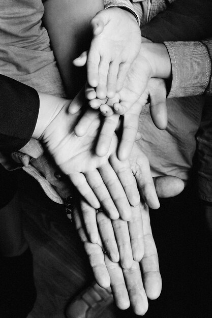 Pila di mani una pila di mani della gente. una famiglia. sperare.