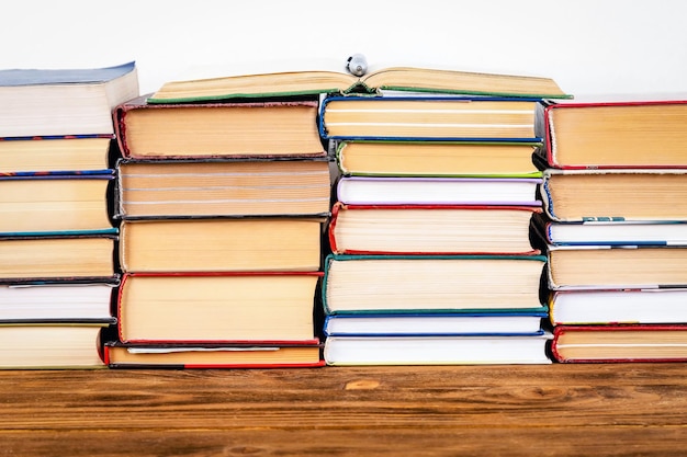 Photo a stack of hardback books