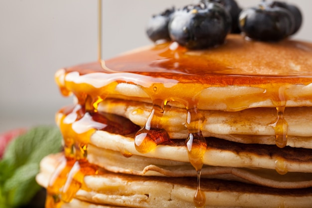 Photo a stack of homemade pancakes with fresh berries.