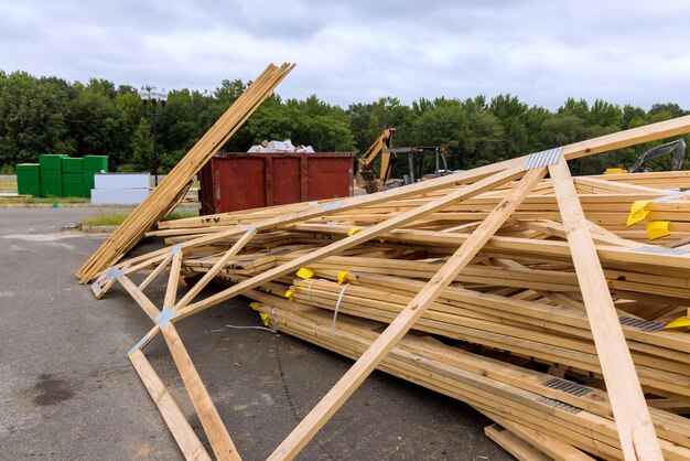 建設中の新しい木造住宅の木材材料のスタッドに積み重ねる