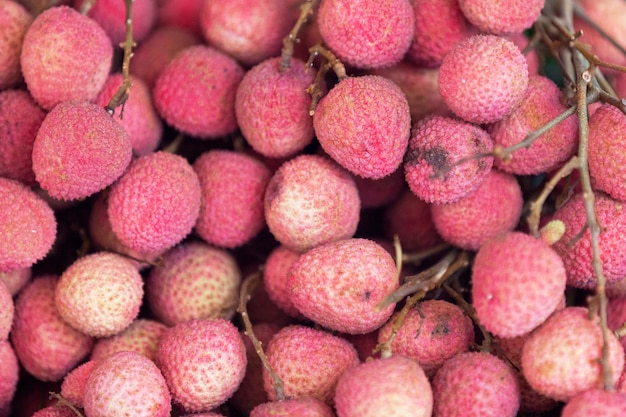 Foto pila di litchi su una bancarella del mercato