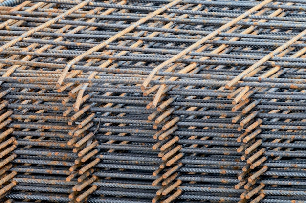 Photo a stack of metal material for construction